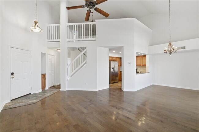 Foto del edificio - "Luxurious 2-Bed Condo with, loft, Granite Elegance & Hardwood Charm in Reston, VA!"