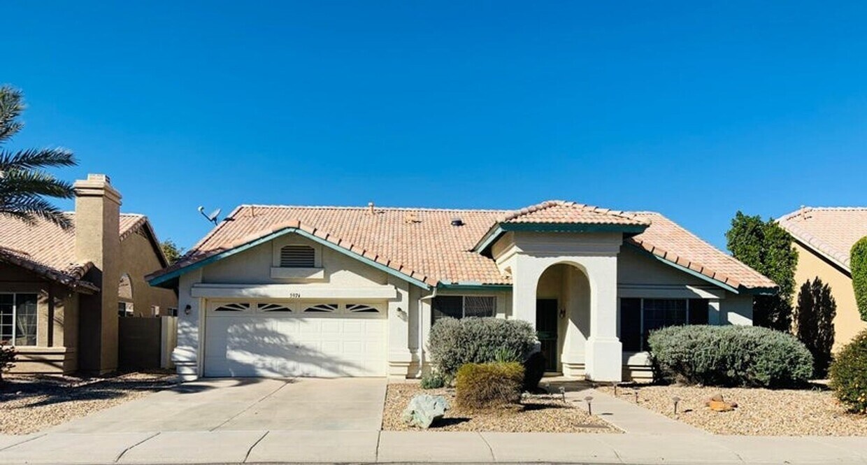 Primary Photo - 3 bedroom, 2 bath, 2 car garage w/POOL & F...