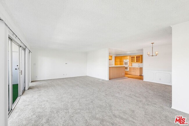 Building Photo - 825 S Gretna Green Way