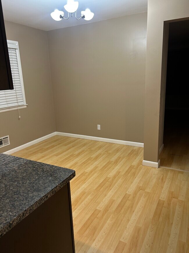 Foto del edificio - 2049 Tremainsville Rd