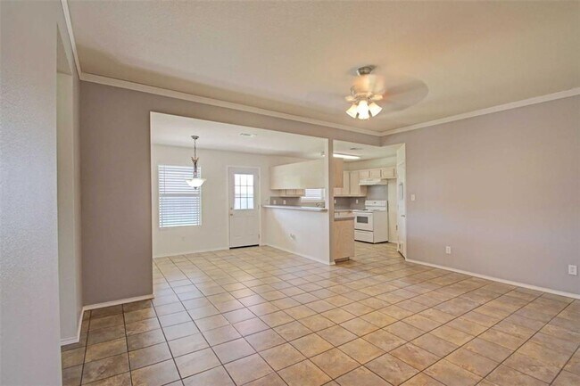Foto del edificio - Welcome to this inviting 3-bedroom, 2-bath...