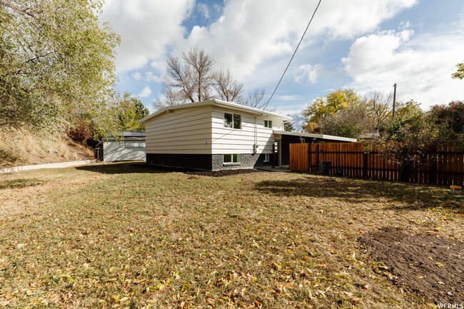Building Photo - 715 E Green Valley Dr