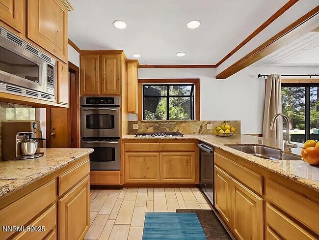 Foto del edificio - 445 Country Club Dr