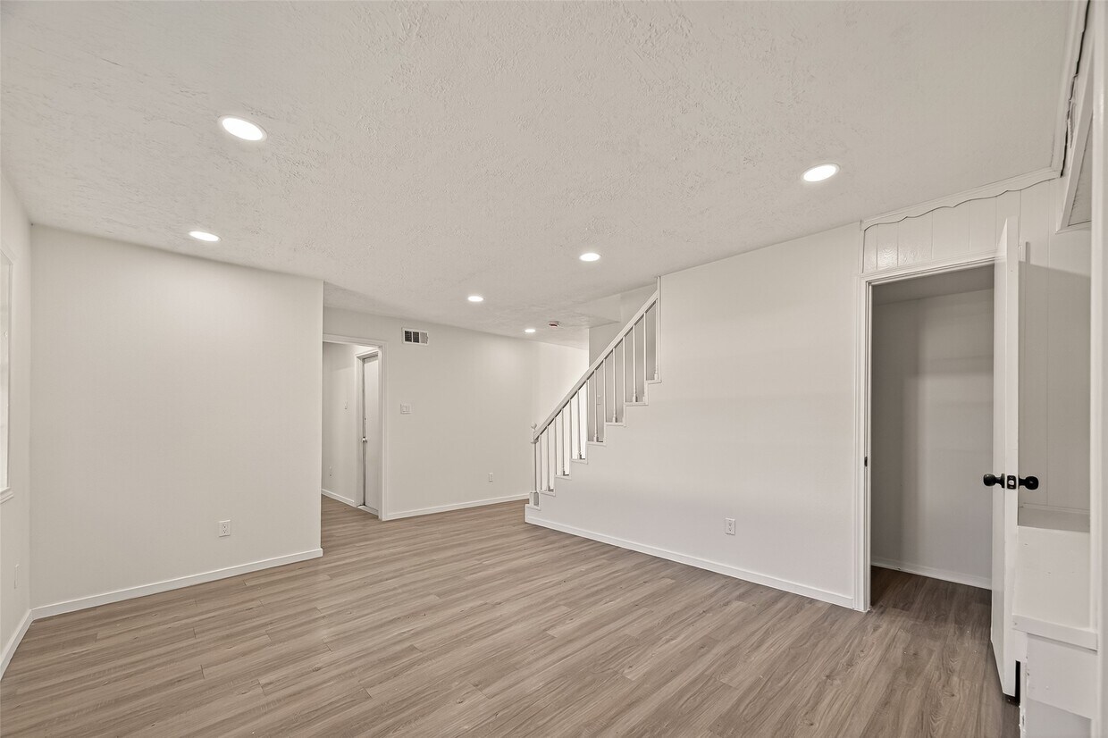 Building Photo - 2015 N Fisher Ct