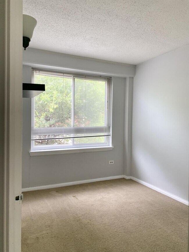 Foto del edificio - 585 E Pkwy S