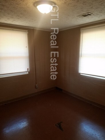 Building Photo - Large duplex unit with 2BR/1BA