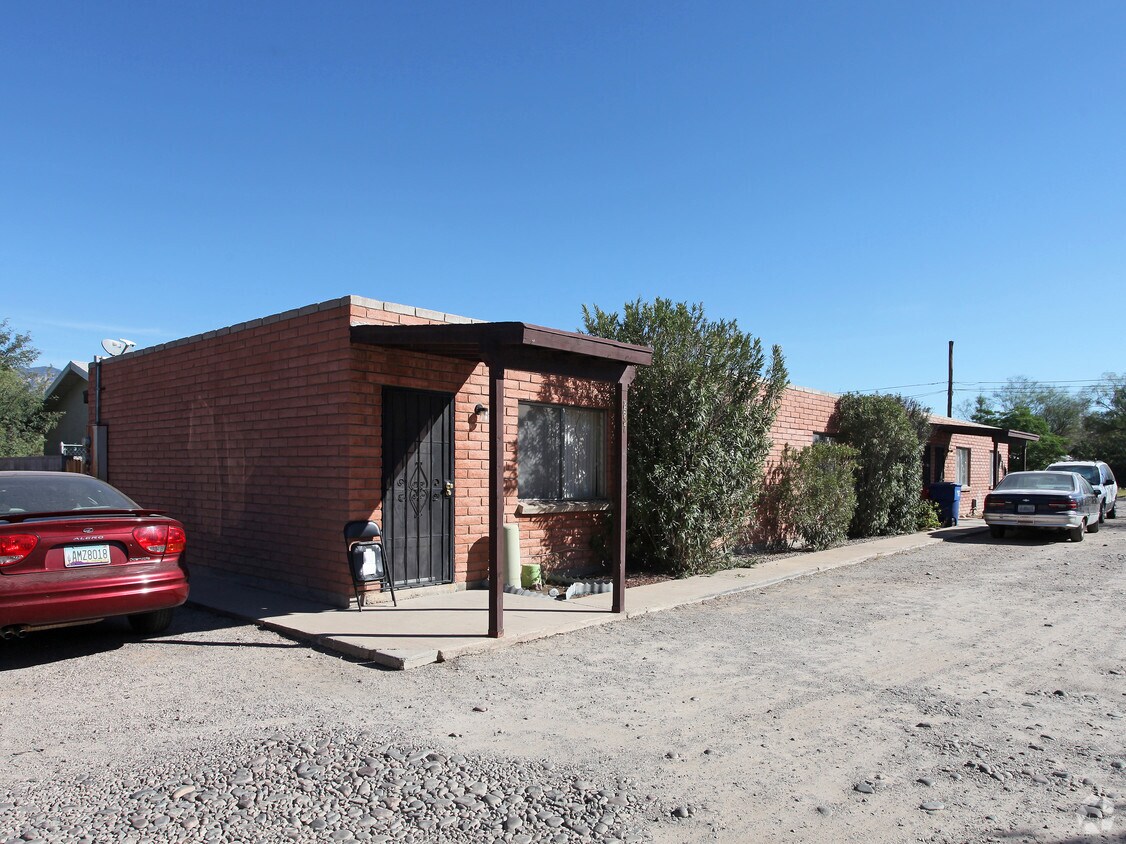Building Photo - 2633-2643 N Dodge Blvd