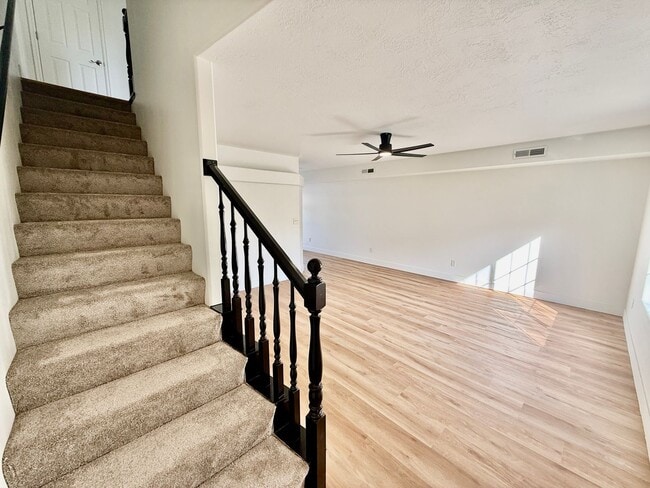 Building Photo - Remodeled 3-BR Lexington Townhome - End Unit