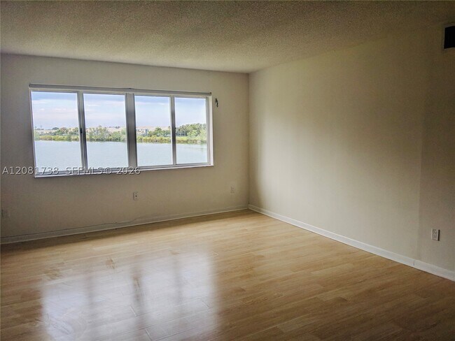 Building Photo - 14820 Naranja Lakes Blvd