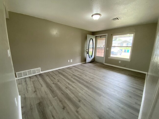 Building Photo - 5 Bedroom House in OKC