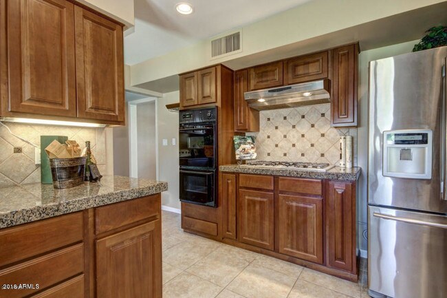 Building Photo - 4020 E Earll Dr