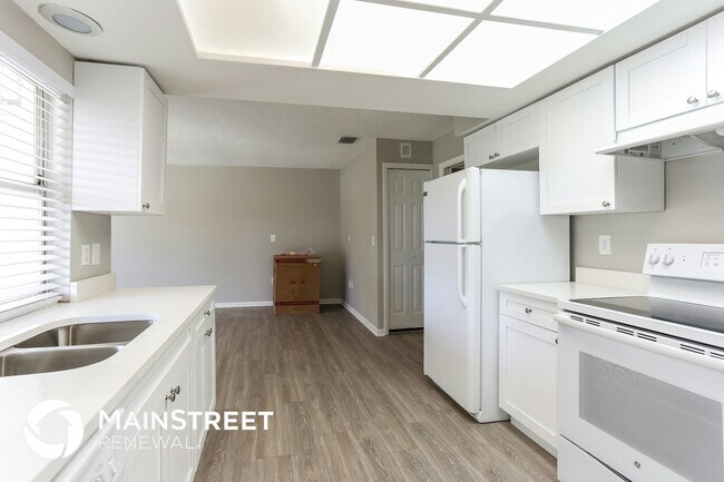 Building Photo - 2704 Woodview Ct