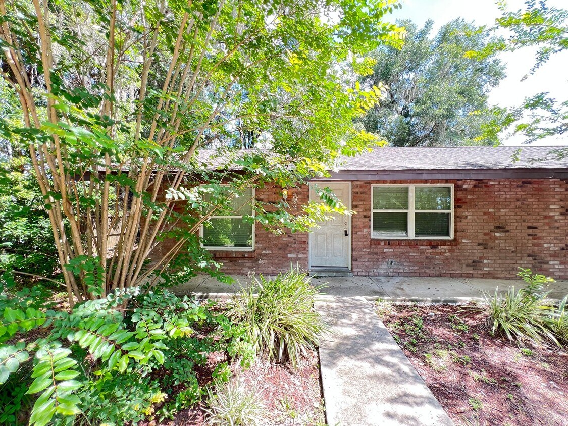 Foto principal - 2BD & 1 BA - Where Charm Meets Comfort: Yo...