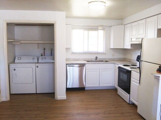 Cocina y lavandería - 3102 Douglas Dr