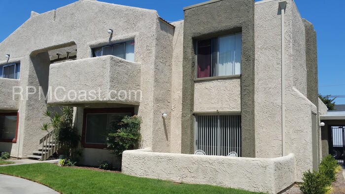 Primary Photo - Single Story 1 Bed Apartment w Garage!