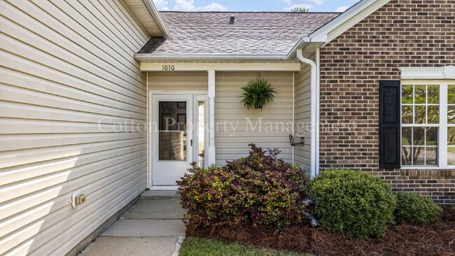Building Photo - 1010 Winterberry Cir