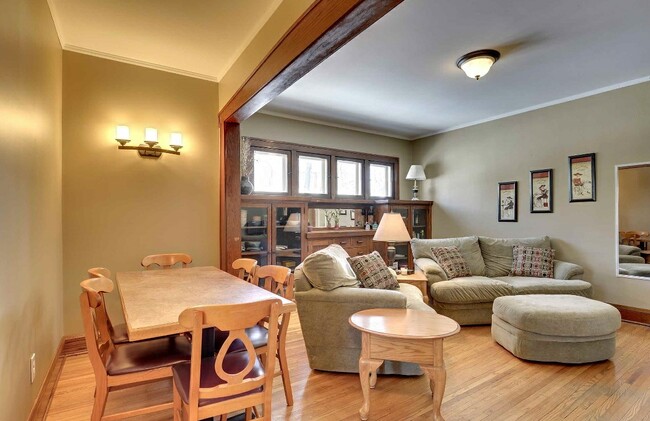 Interior Photo - 1980 Ashland Ave