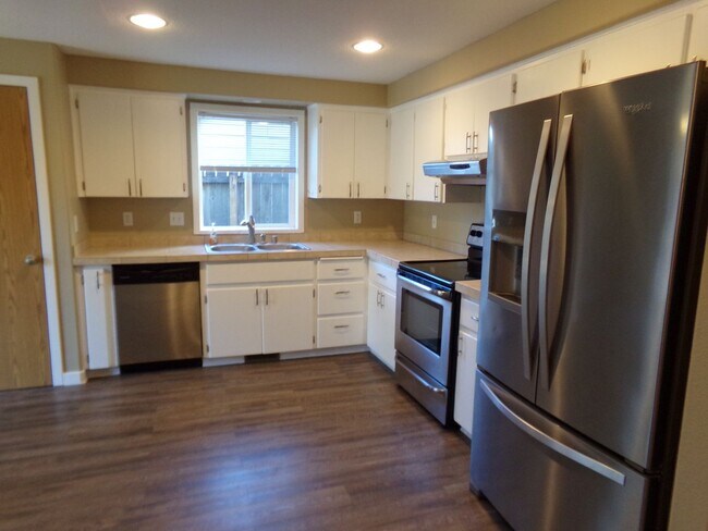 Building Photo - Three Bedroom on quiet cul-de-sac!