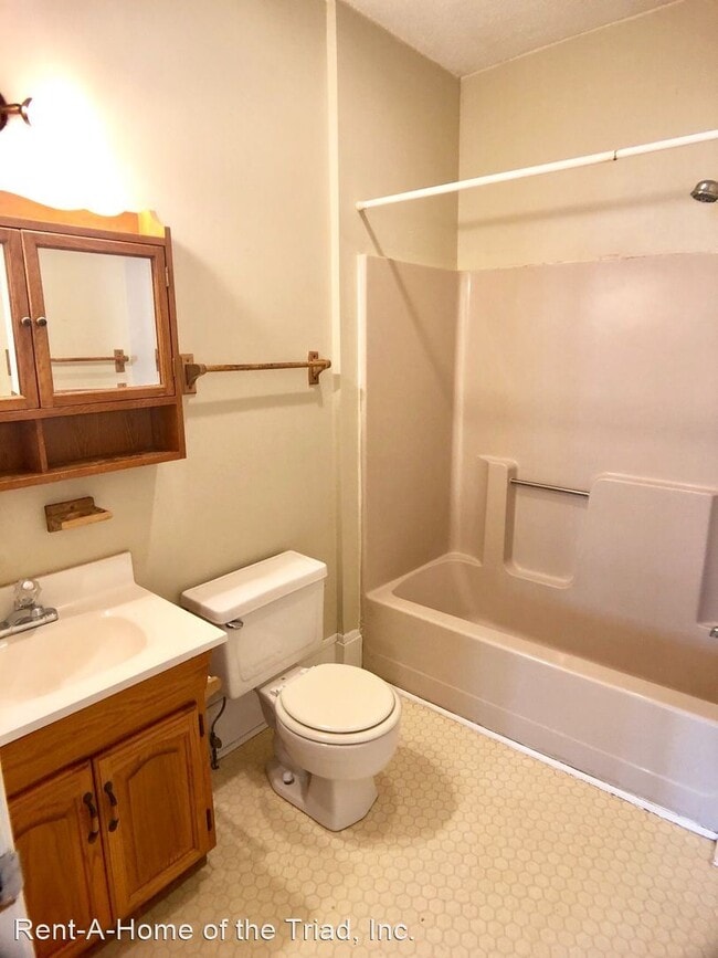Building Photo - 2 br, 1 bath House - 713 N. Church Street B