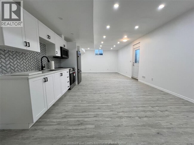 Building Photo - 1498 Clearwater Ave