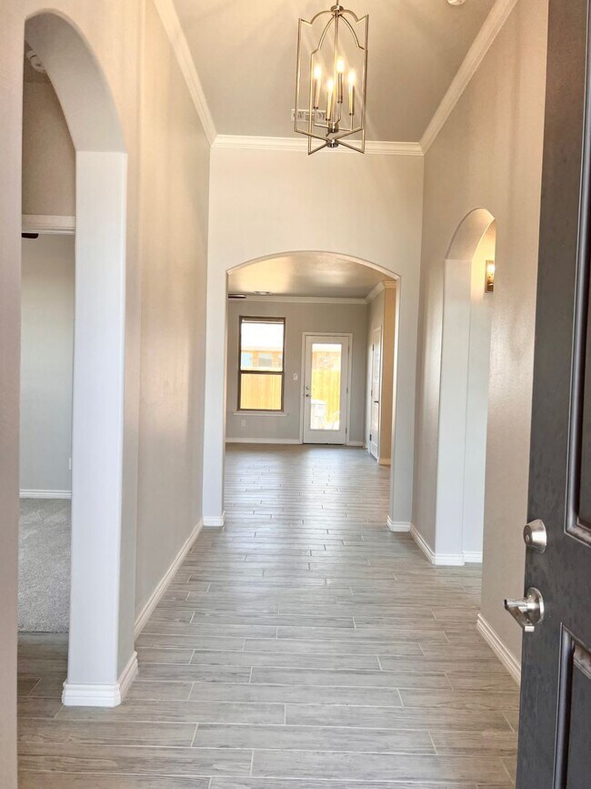 Building Photo - Beautiful Newer Townhome in Midland Tx! Go...