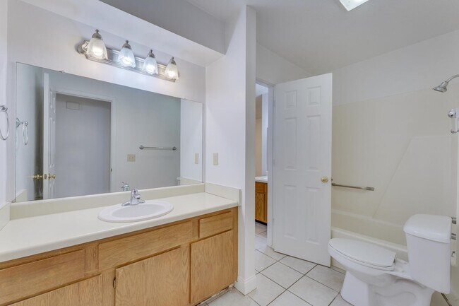 Foto del edificio - Welcome to this charming triplex located i...