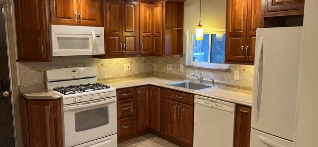 Building Photo - Very Nice 3 Bedroom/1.5 Bath in Brentwood!