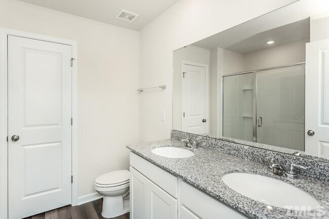 Foto del edificio - Room in Single Family Home on Sugarplum Road