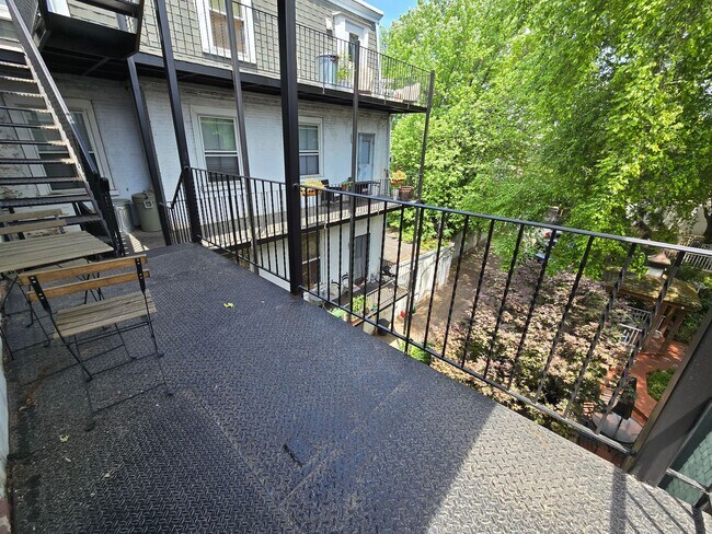 Foto del edificio - Spacious, Sunny 2BR w/ HW Floors, W/D, A/C...