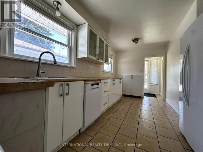 Building Photo - 437 Paliser Crescent N