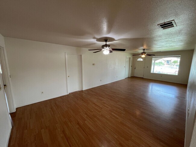 Building Photo - Spacious home in Porterville available now!