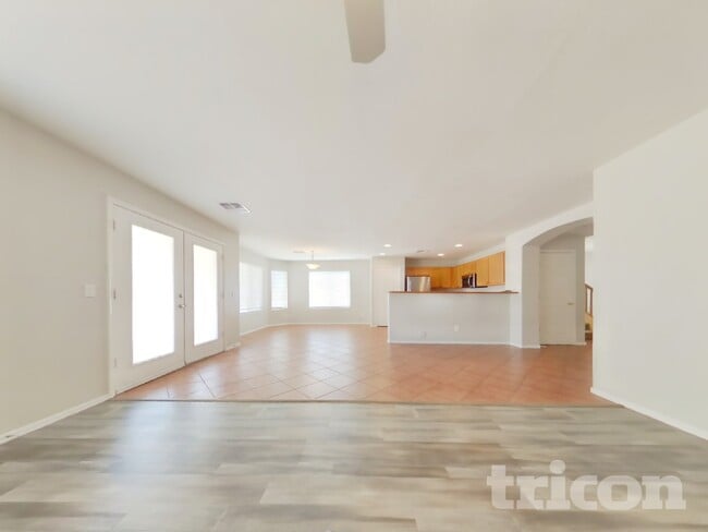 Foto del edificio - 24172 W Desert Bloom St