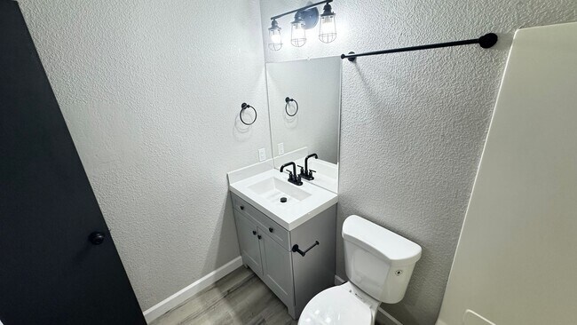 Foto del edificio - 1 Bedroom 1 Bathroom Apartment!