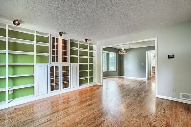 Building Photo - Amazing Lakewood 5 Bedroom 2.5 Bathroom Ho...