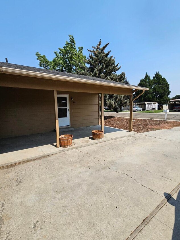 Primary Photo - Cute Duplex! One car garage in great locat...