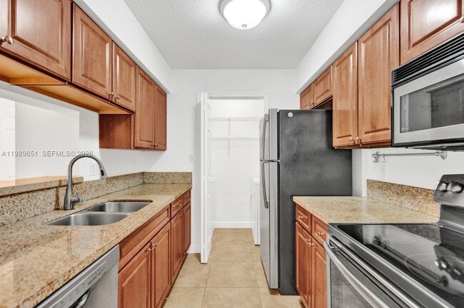 Building Photo - 949 Riverside Dr