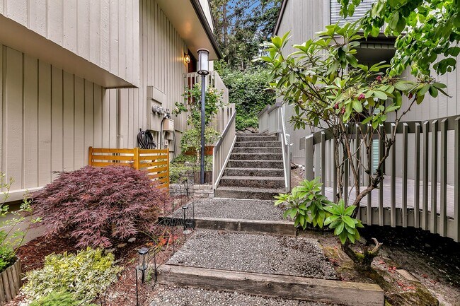 Foto del edificio - Renovated 3BR Townhouse in Desirable Lakev...