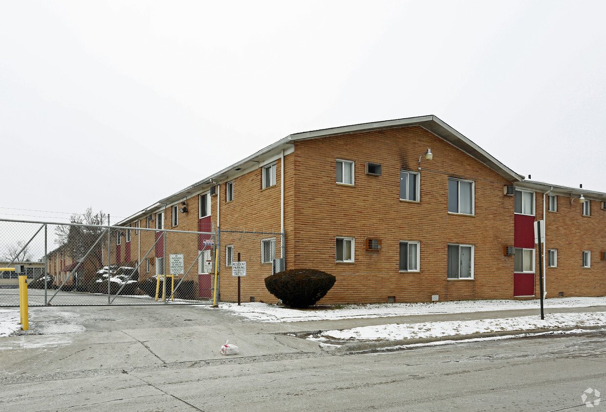 Primary Photo - Country House Apartments