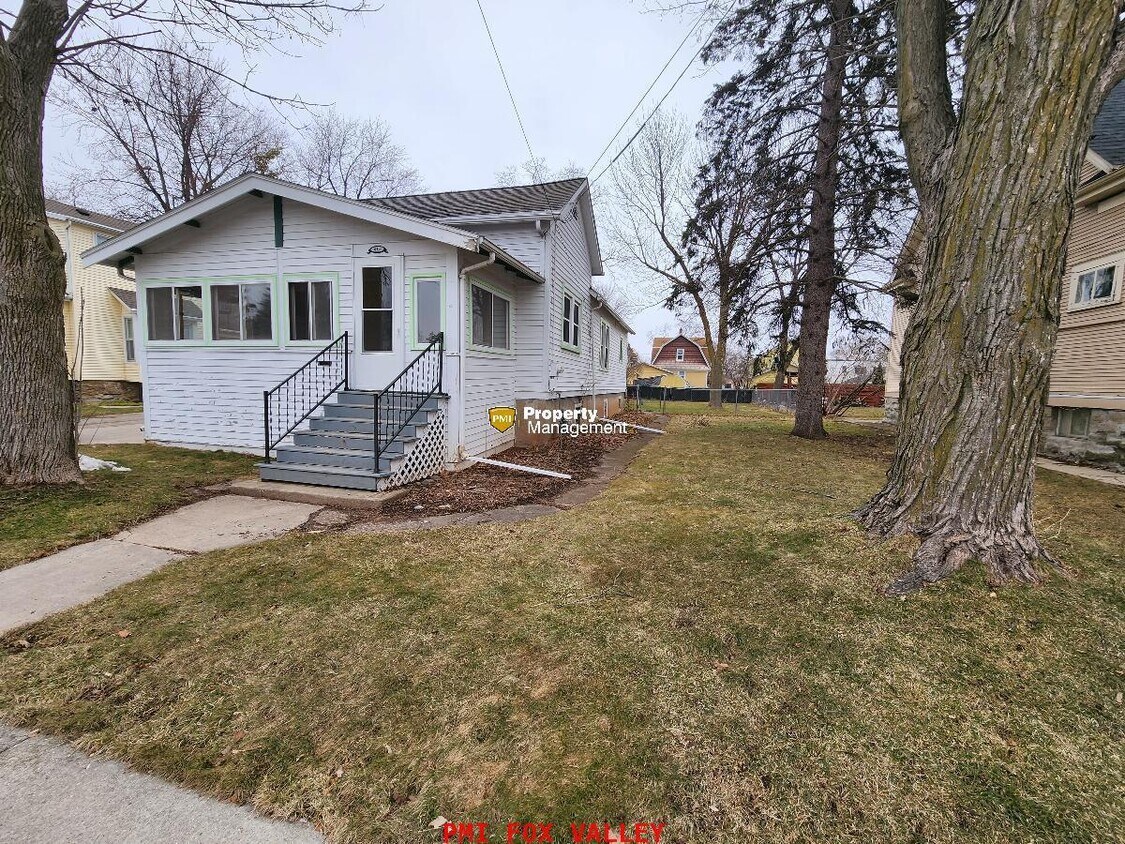 Primary Photo - 2 Bedroom with HUGE fenced in yard