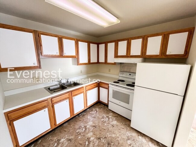 Building Photo - 12916 N Cresap St