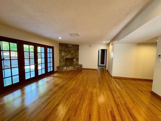 Foto del edificio - Charming 4-Bedroom Home on a Quiet Tree-Li...