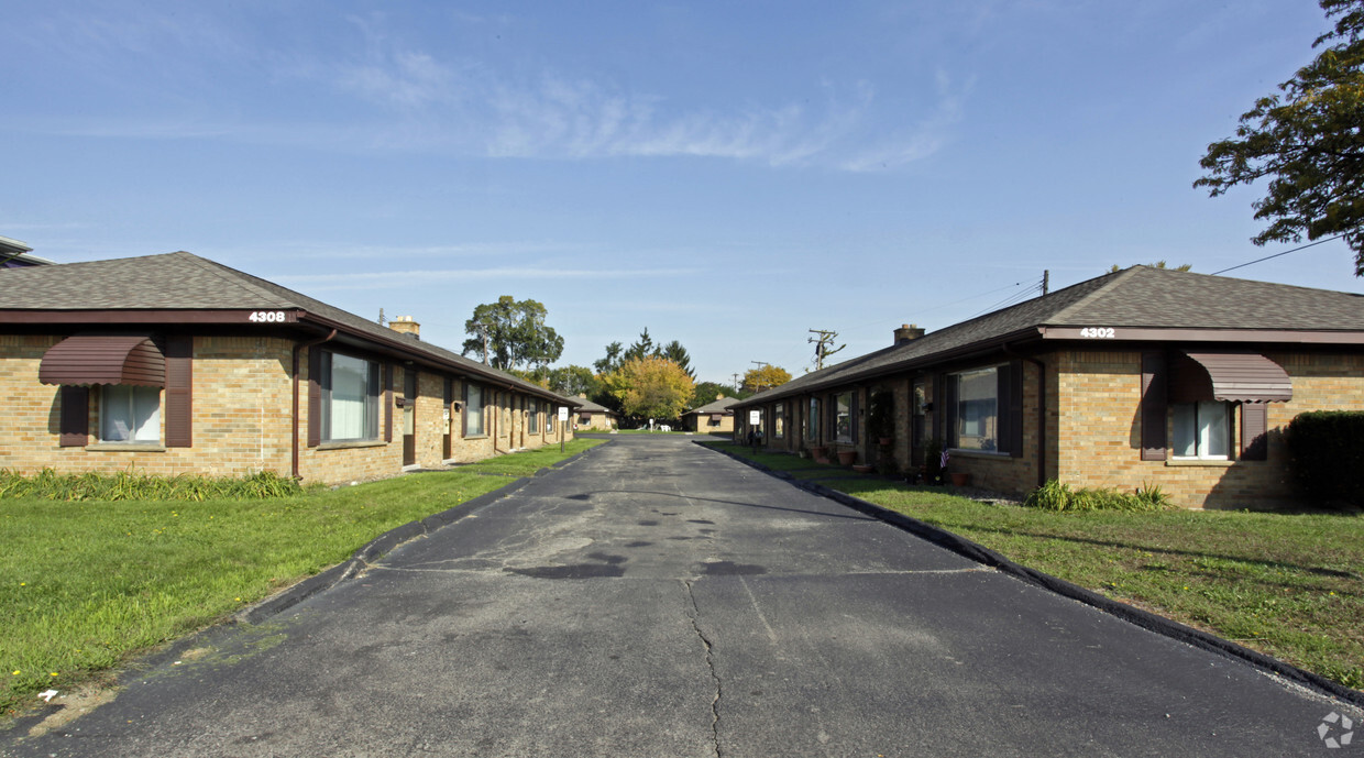 Foto del edificio - Royal Oak Crossings at 13 Mile