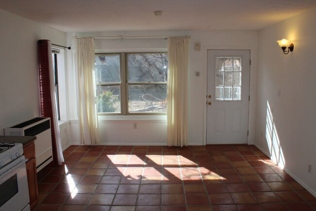 Building Photo - 937 Camino Oraibi - Guest House