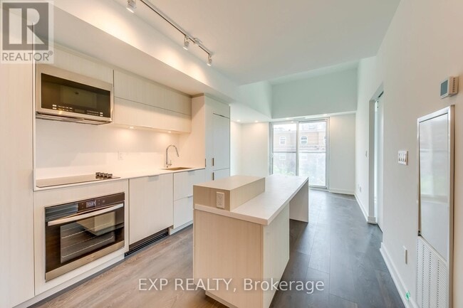 Building Photo - 370 Martha St