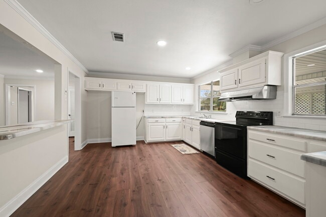 Building Photo - 8709 Forest Hill Dr
