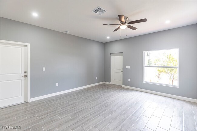 Building Photo - 2422 Mae Ave S