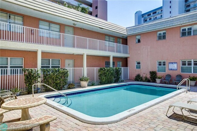 Foto del edificio - 1450 N Riverside Dr