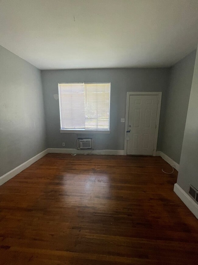 Foto del edificio - This 2 bed 1 bath duplex home is all brick...