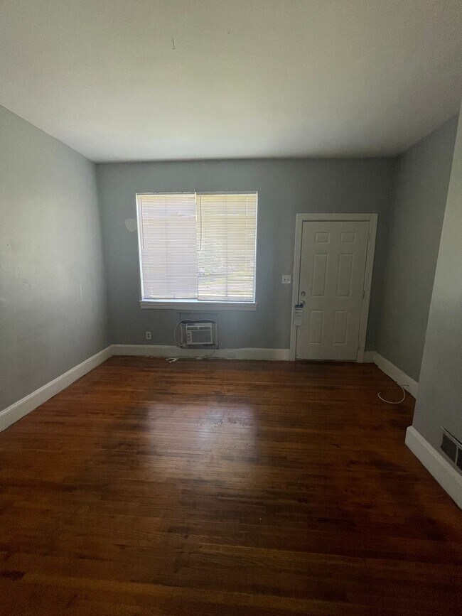 Building Photo - This 2 bed 1 bath duplex home is all brick located near Remount Rd and West Blvd.