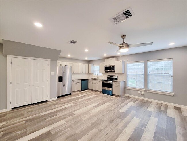 Building Photo - 7204 Sandle St